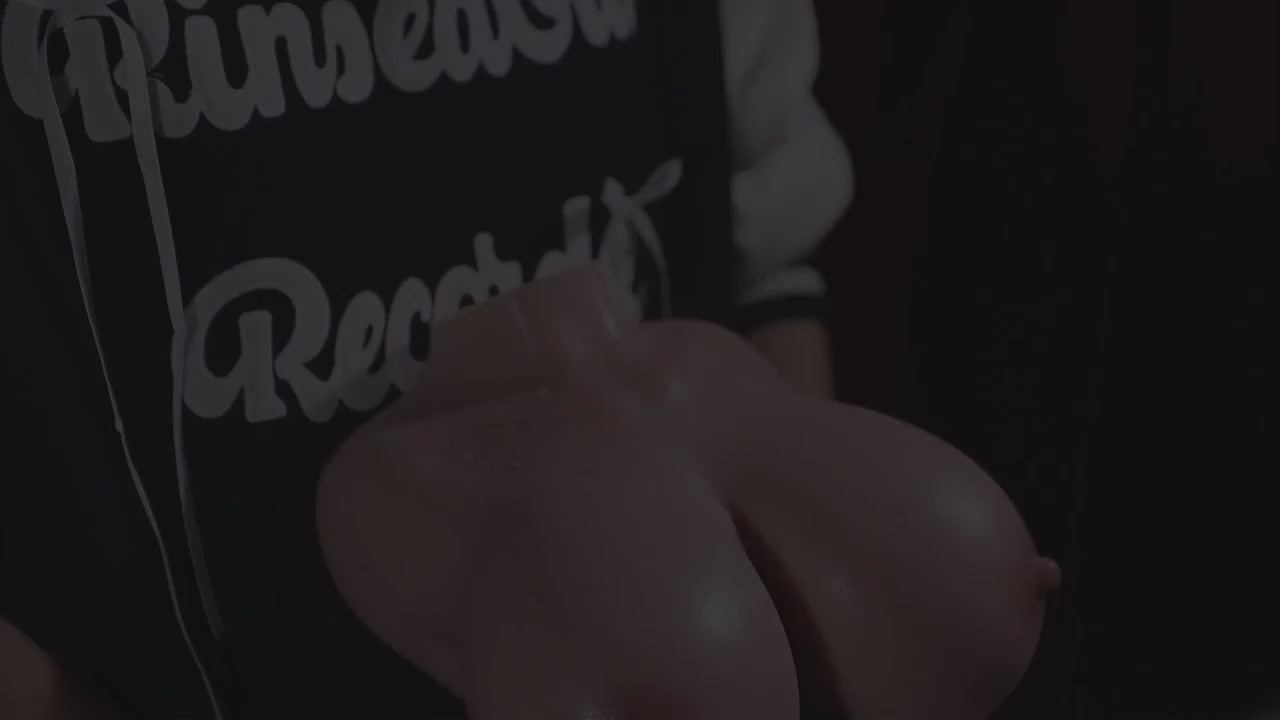 Video laden: A detailed video showcase of the HEXXME Hitomi 8kg platinum silicone sex doll torso, highlighting its realistic features and premium material.